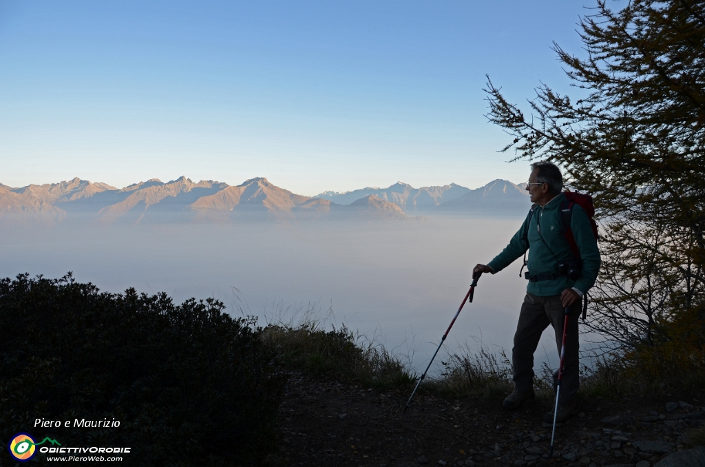 04 Ammirando il mare di nebbia sulla Valtellina.JPG